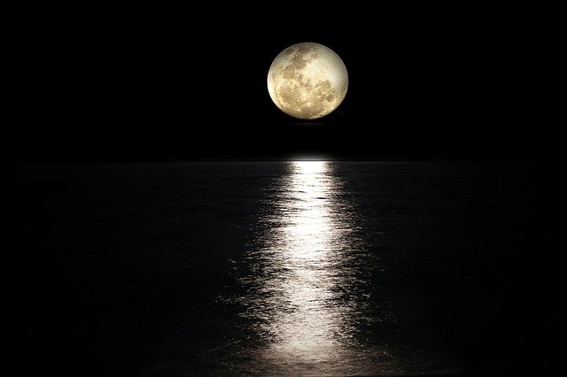 recargar las piedras con la luna