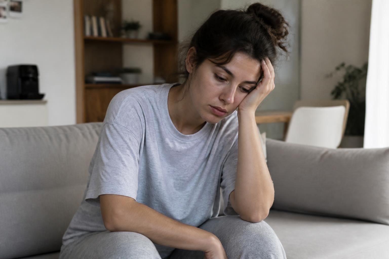 descubre las diferencias clave entre la depresión y el agotamiento emocional en mujeres, aprende a reconocer sus síntomas y conoce cómo actuar para mejorar tu bienestar emocional.