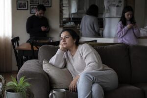 descubre cómo afrontar la sensación de invisibilidad en tu propio hogar y aprende estrategias para mejorar la comunicación y fortalecer los lazos familiares.